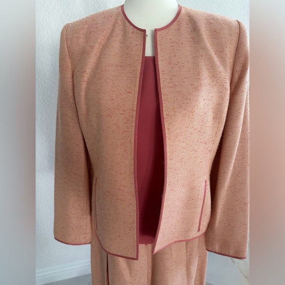Amanda Smith Coral Textured Suit - Picture 6 of 9